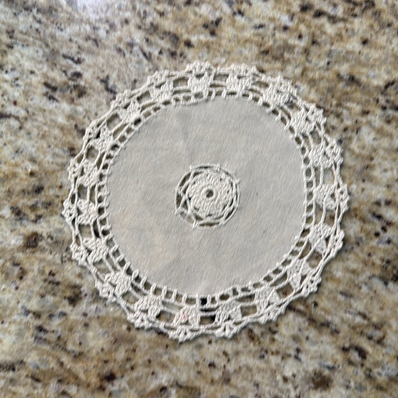 NWOT 7 Pc Farmhouse Cottagecore Round Crochet Doilies 4 Large 3 Small - Picture 7 of 8